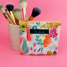 Load image into Gallery viewer, Cream Floral Coin Purse.
